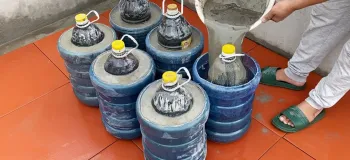 ایده بطری ۴ لیتری و سیمان / نحوه ساخت آبنمای شکیل برای باغ