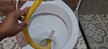 تعمیر گرفتگی و بوی بد توالت با یک تکه شلنگ