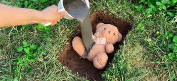 ایده خلاقانه ساخت دکوراسیون شیک با سیمان و عروسک برای باغ