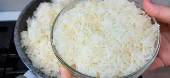 روی برنج آب جوش میریزم ! طرز تهیه نان محلی خوشمزه
