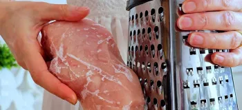 سینه مرغ را چرخ نکنید / دستور تهیه مرغ رنده شده و سیب زمینی در ماهیتابه