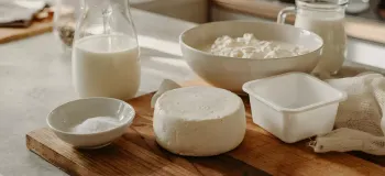 طرز تهیه یک کیلوگرم پنیر خانگی از یک لیتر شیر
