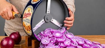 ساخت برش دهنده پیاز هوشمندانه با قوطی حلبی توسط نجار ۶۰ ساله