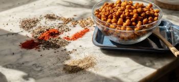 طرز تهیه نخود برشته خانگی ترد و خوشمزه با چند مرحله ساده