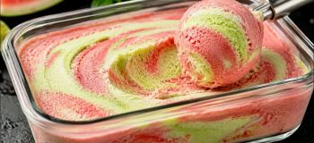 طرز تهیه دسر یخی تابستانی سالم با میوه های منجمد