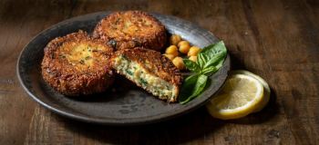 طرز پخت کوکوی نخود خوش طعم و گیاهی؛ با نکات مهم وا نرفتن و بافت نرم و لطیف