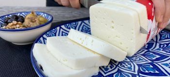 طرز تهیه ۱ کیلو پنیر خانگی قالبی با شیر و نشاسته در ۵ دقیقه