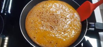 کیک تابه ای بدون فر؛ روشی سریع و آسان برای دسر عسلی و کاراملی