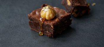 طرز تهیه شکلات عسلی فندقی دست ساز؛ شیرینی خانگی سالم و فوق العاده لذیذ