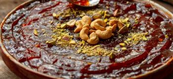 طرز تهیه حلوای سرخ بحرینی؛ چطور در خانه حلوای کشدار و شفاف رستوران های خلیج فارس را بپزیم؟