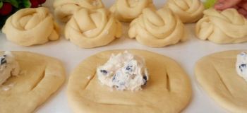 طرز تهیه نان پنیر خانگی مجلسی و پوک برای عصرانه و صبحانه