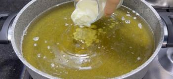 طرز تهیه روغن گاو و گوسفند با ماست؛ روشی سنتی برای روغنی خالص و بدون بو