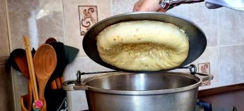 طرز تهیه نان تنوری با قابلمه و درب چدنی در منزل