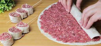 طرز تهیه کباب رولی با نان لواش و گوشت چرخ کرده بدون نیاز به زغال و منقل