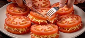 طرز تهیه گوجه فرنگی سوخاری کریپسی، خوشمزه و سریع برای مهمانی