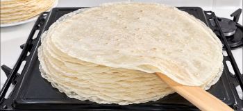آموزش گام به گام تهیه خمیر یوفکای خانگی نازک و کاغذی روی گاز