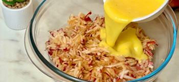 طرز تهیه شیرنی عصرانه با سیب و تخم مرغ بدون آرد، شکر و روغن