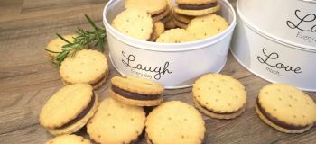 طرز تهیه بیسکوییت کرمدار شکلاتی برای چای عصرانه