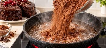 طرز تهیه کیک شکلاتی خیس با آلبالو؛ راز بافت نرم خیس با پودر کاکائوی داغ