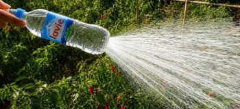 نحوه ساخت آبپاش بارانی برای باغ با بطری پلاستیکی