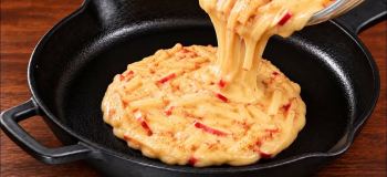 طرز تهیه شیرینی مناسب چای عصرانه با سیب و تخم مرغ در تابه