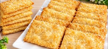 طرز تهیه بیسکویت ترد و لایه ای ساده و فوری بدون تخم مرغ با کنجد و نشاسته ذرت