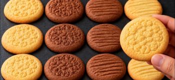 طرز تهیه بیسکوییت دورنگ وانیلی و کاکائویی با یک خمیر پایه ساده