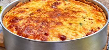 شام فوری، اقتصادی و فوق العاده شیک؛ طرز تهیه تارت غول پیکر با خمیر ۲ قلمی در کمتر از ۱۰ دقیقه