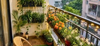 تزیین بالکن کوچک با چمن مصنوعی؛ ایده های خفن دیزاین!