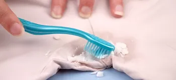 نحوه پاک کردن لکه دئودورانت از روی لباس