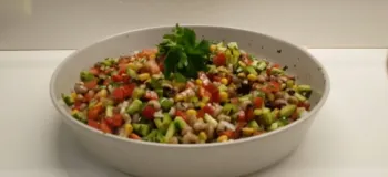 طرز تهیه سالاد لوبیا چشم بلبلی رژیمی