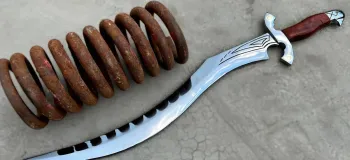 این استاد ماهر یک فنر زنگ زده را به شمشیر پادشاهان باستانی تبدیل کرد