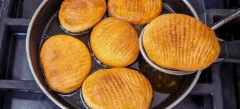 طرز تهیه برساق: کلوچه محلی خوشمزه بدون فر و با ماست و تخم مرغ