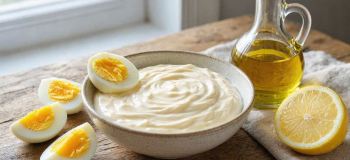 طرز تهیه سس مایونز خانگی با تخم مرغ آب پز و آبلیمو ؛ ساده و خامه ای