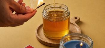 چگونه عسل طبیعی را از تقلبی تشخیص دهیم؟ (۳ روش ساده خانگی)