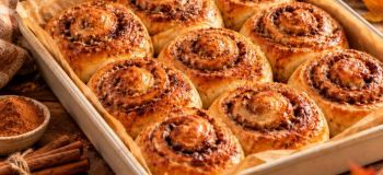 طرز تهیه رول دارچین در چند مرحله آسان؛ نرم، خوش عطر و مناسب روزهای سرد