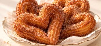 طرز تهیه چوروس قلبی ترد و دارچینی؛ مرحله به مرحله