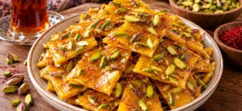 «طرز تهیه سوهان ماستی زعفرانی؛ شیرینی خوشمزه با فقط ۴ ماده ساده»