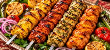 طرز تهیه ۱۰ مدل مرغ مزه دار شده؛ از زعفرانی و لیمویی تا تند و رستورانی