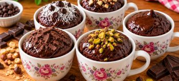 طرز تهیه کیک شکلاتی فنجانی بدون فر؛ نرم، پف دار و خوشمزه با قابلمه!