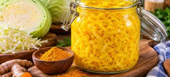 طرز تهیه ترشی کلم پروبیوتیک با زردچوبه؛ بدون سرکه فقط با ۳ ماده ساده