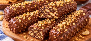 «طرز تهیه شکلات بیسکویتی مغزدار بدون فر؛ با چند ماده ساده، شیرینی خوشمزه درست کنید!»