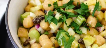 طرز تهیه سالاد نخود کاری با سه روش؛ یک طعم خوشمزه و سالم