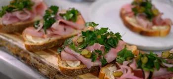 طرز تهیه کاناپ ژامبون/ فینگرفود ساده و خوشمزه