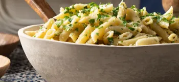 روش تهیه و پخت پاستا سیر و شوید با طعمی بی‌نظیر