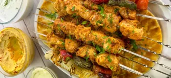 طرز تهیه جوجه کباب ماستی زعفرانی روی منقل یا گریل