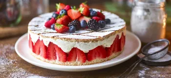 طرز تهیه کیک توت فرنگی خامه ای/ دسر خوشمزه و جذاب