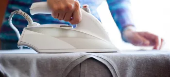 علت برق انداختن اتو روی لباس و راه های رفع آن