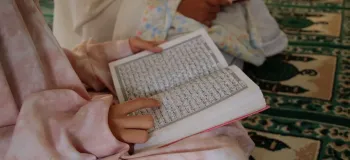 بررسی احکام نماز خواندن با لباس عکس دار