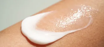 حکم شرعی استفاده از کرم ضد آفتاب در وضو و غسل